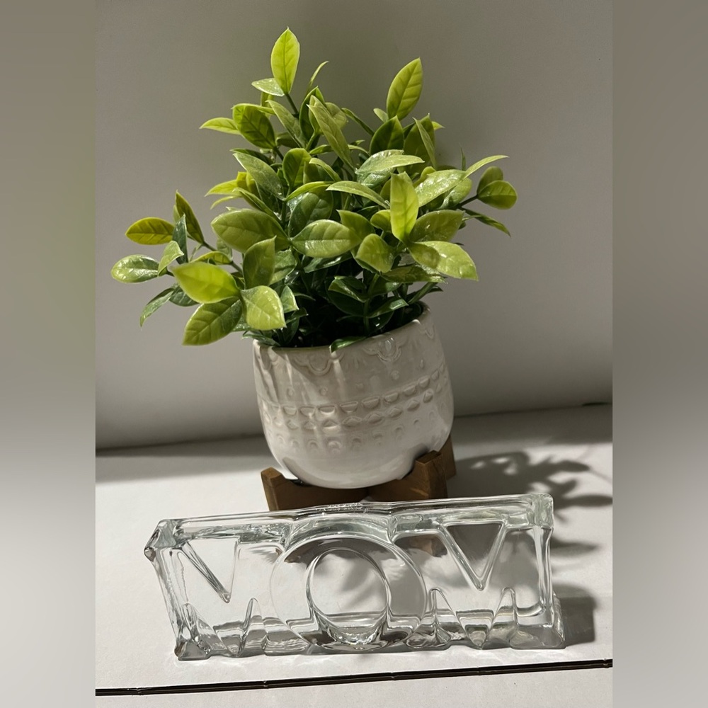 Vintage “MOM” Crystal Clear Glass Paperweight Exclusively for Avon 1983 - Picture 2 of 8